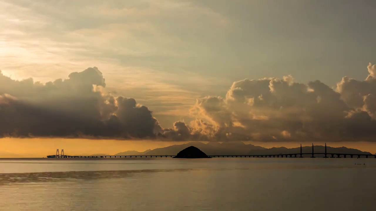 粤港澳大湾区伶仃洋上风云变幻的港珠澳大桥犹如巨龙横卧在海面上视频素材