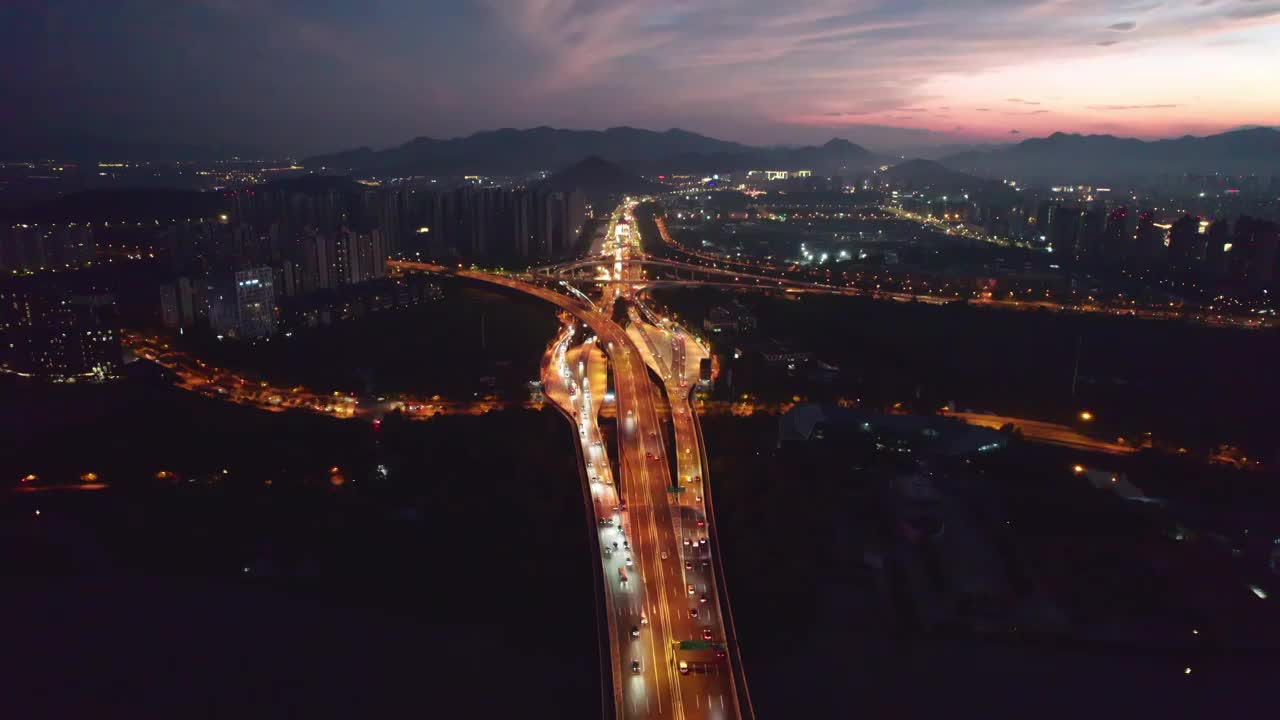 浙江省杭州市浙江彩虹快速路城市高架路夜景车流航拍视频素材