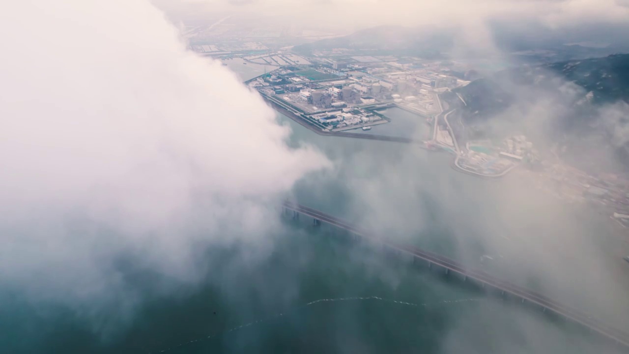 连云港云雾中的田湾跨海大桥视频素材