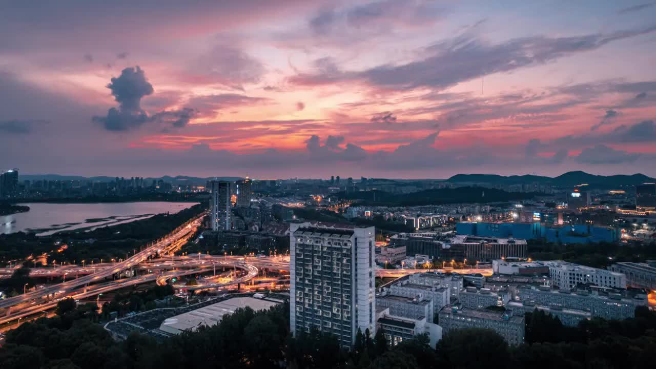 南京林业大学研究生大厦晚霞环绕延时视频素材