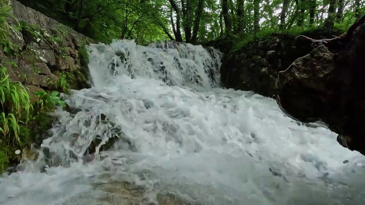 流动的河流，河流的升格视频，十六湖国家公园视频素材