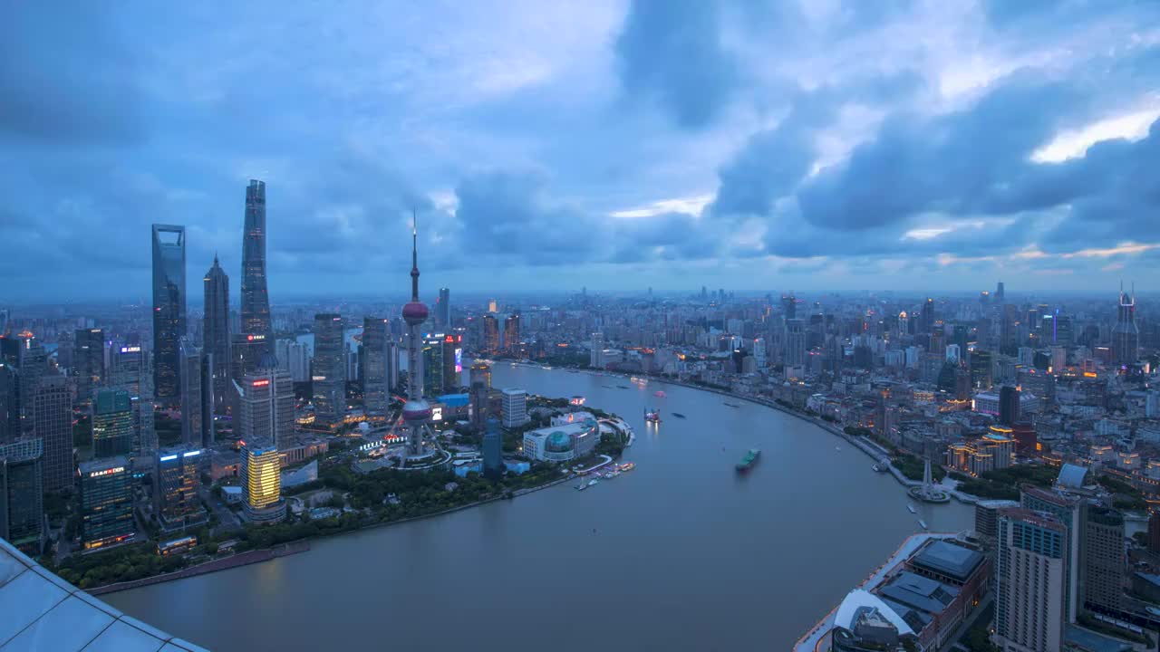 台风季的上海黄浦江外滩日落延时视频素材