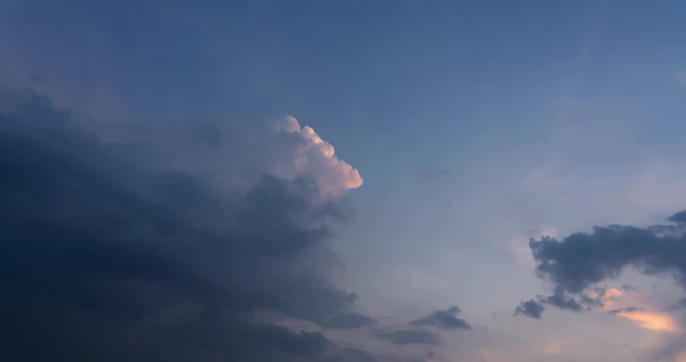 夏季黄昏时刻天空中云的变化视频素材