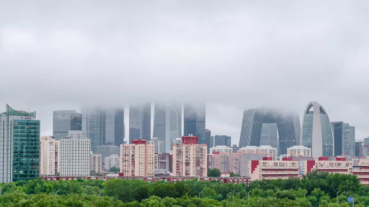 4K延时视频-在云雾中的CBD天际线视频素材