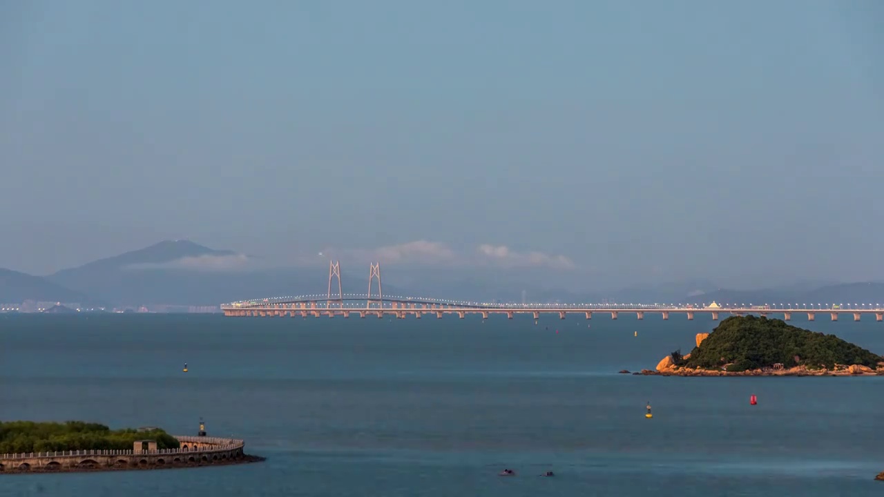 伶仃洋海上日转夜港珠澳大桥黄昏蓝调4K延时视频素材