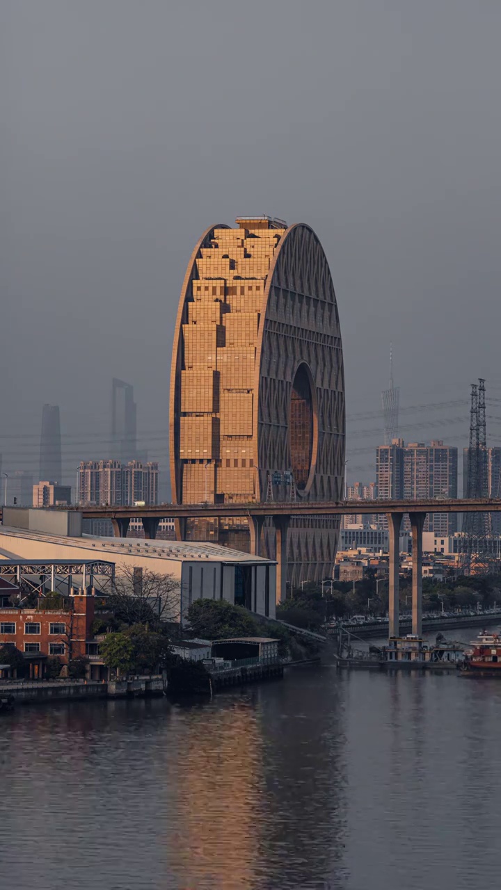 广州圆大厦和珠江新城的日落视频素材