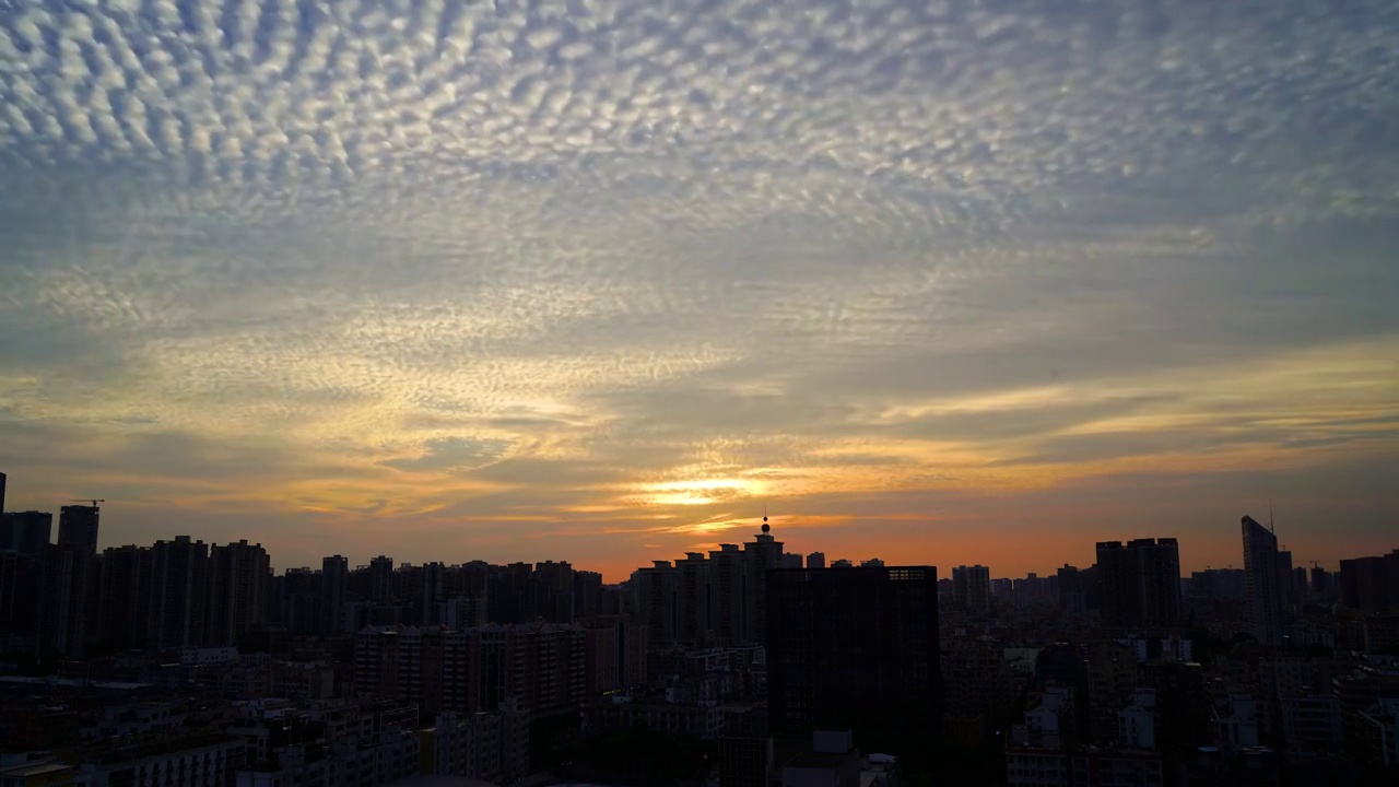 深圳城市天际线鱼鳞云日落视频素材