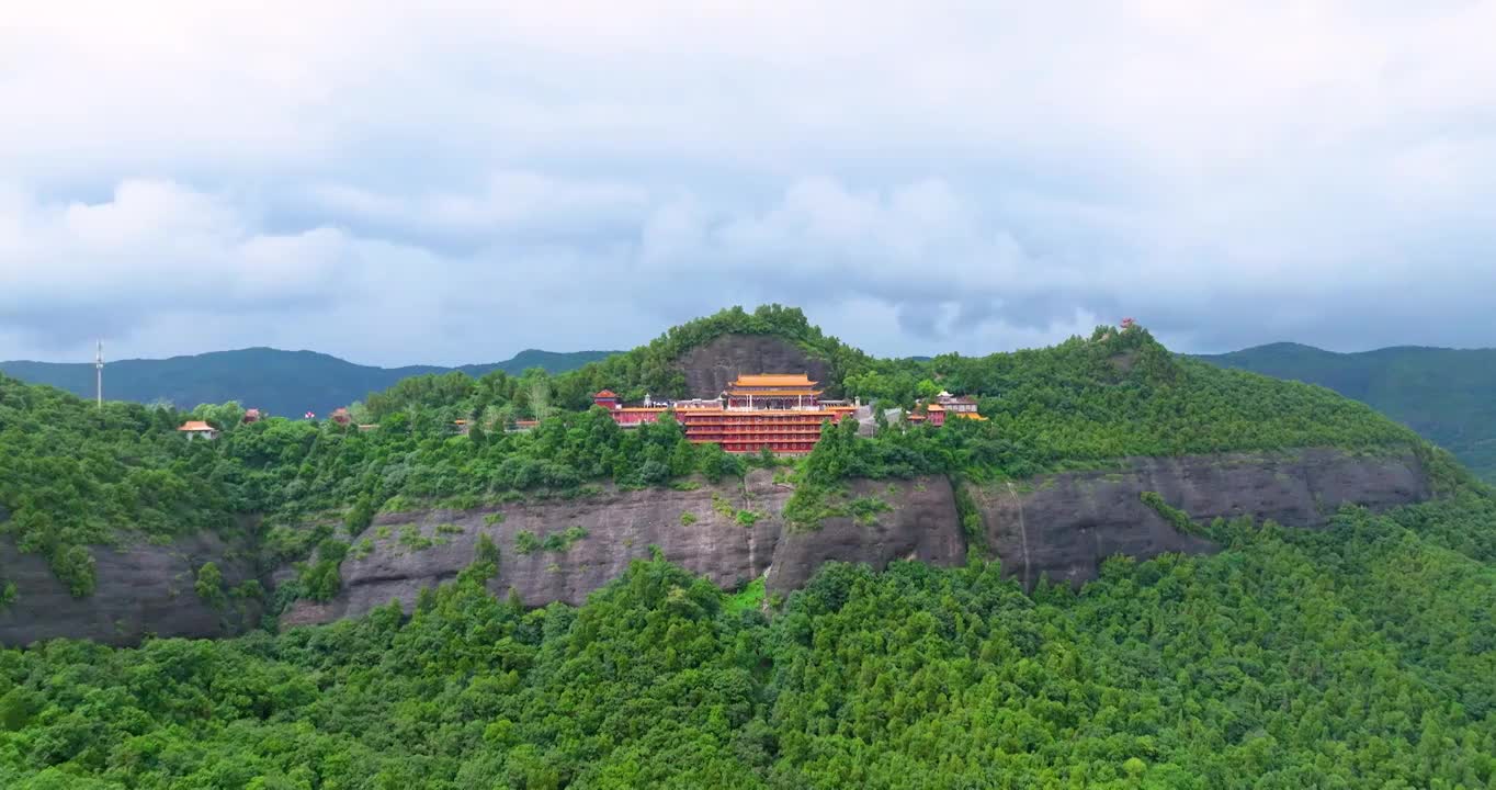 航拍夏季陕西铜川照金丹霞地貌和大香山寺风光视频素材