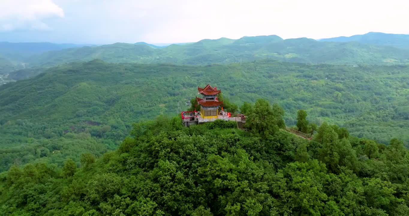 航拍夏季陕西铜川照金丹霞地貌和大香山寺风光视频素材