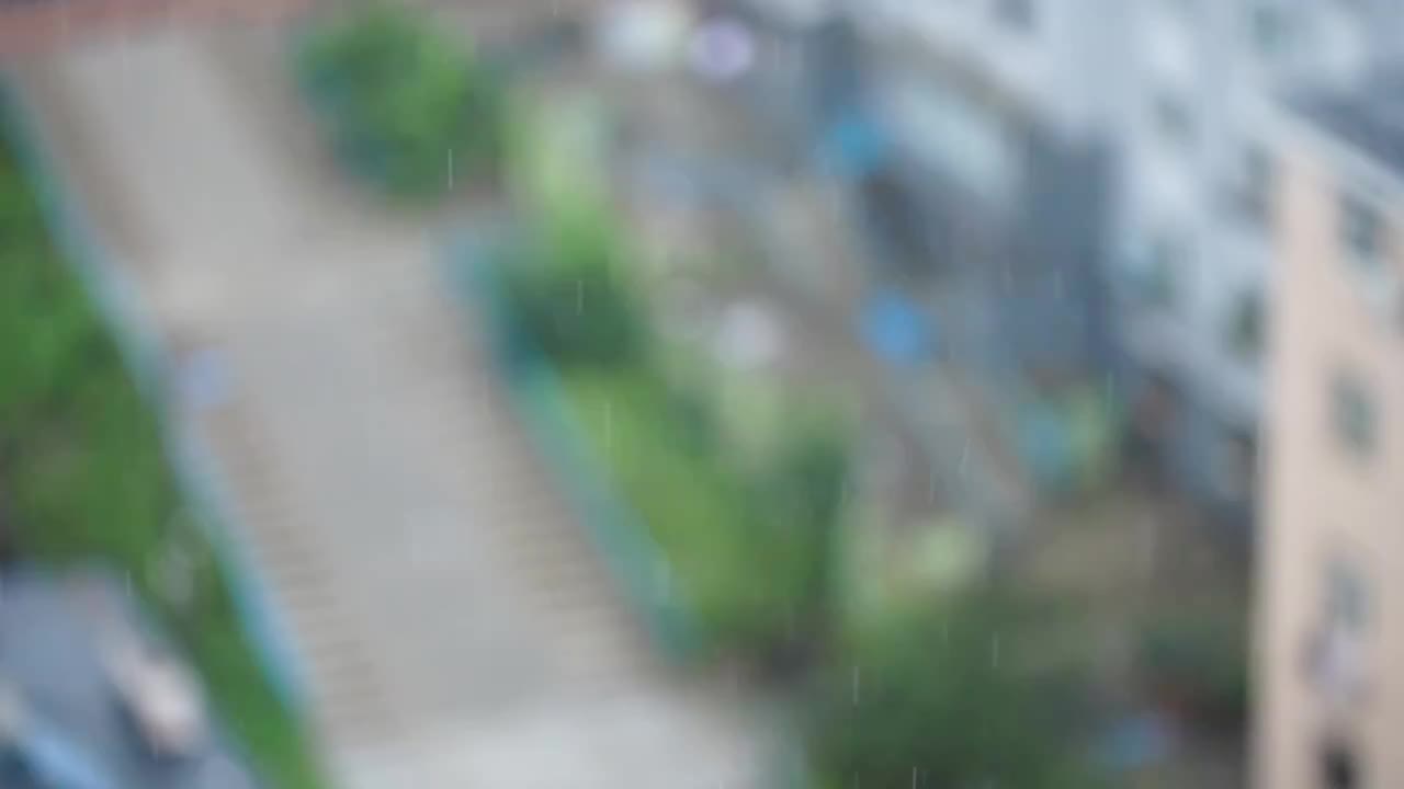 暴雨中脱焦的雨滴落下慢镜头视频素材