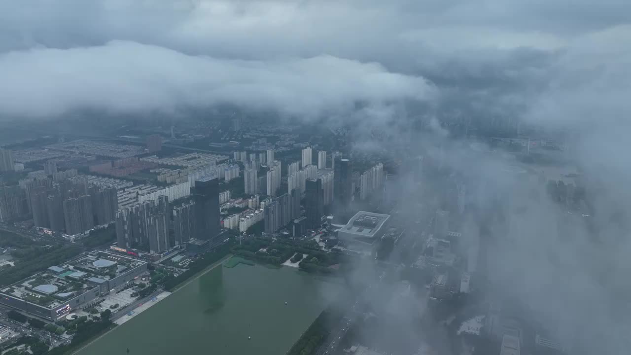 洛阳新区雨后穿云航拍视频素材