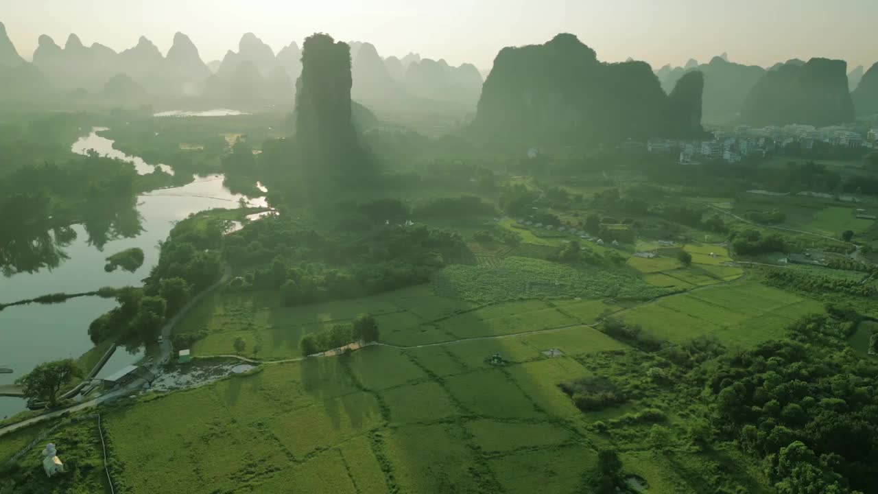 桂林喀斯特地貌的山和田园风光航拍视频素材