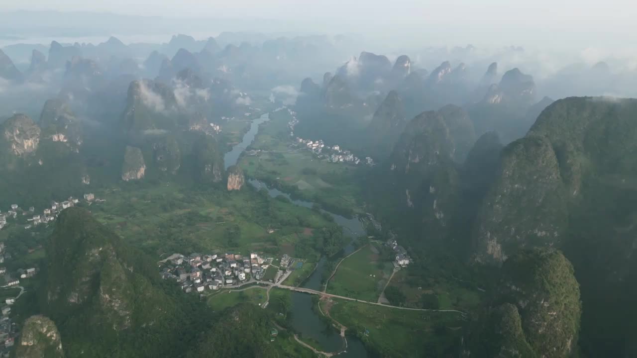 航拍早晨桂林阳朔喀斯特地貌山间的遇龙河田园视频素材