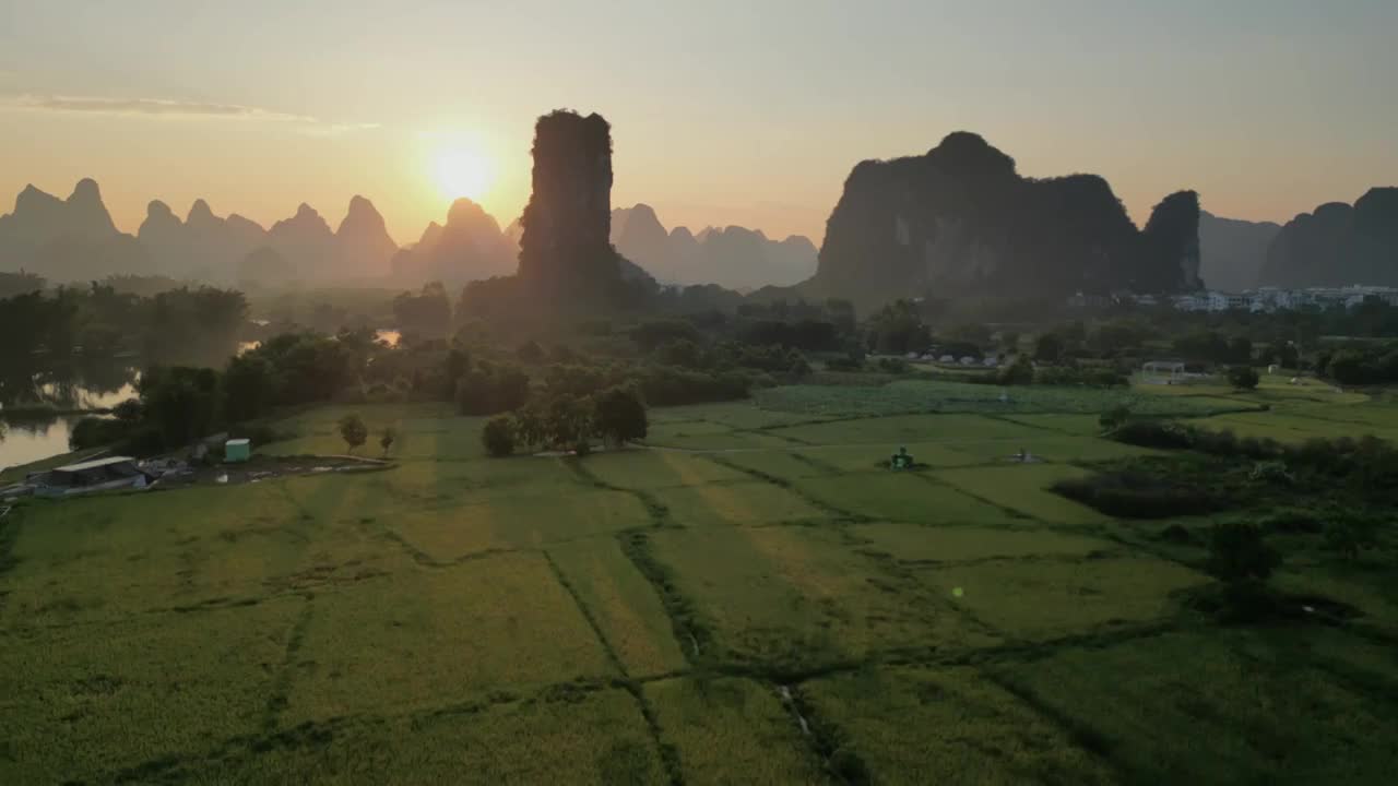 航拍早晨桂林阳朔喀斯特地貌山间的遇龙河田园视频素材