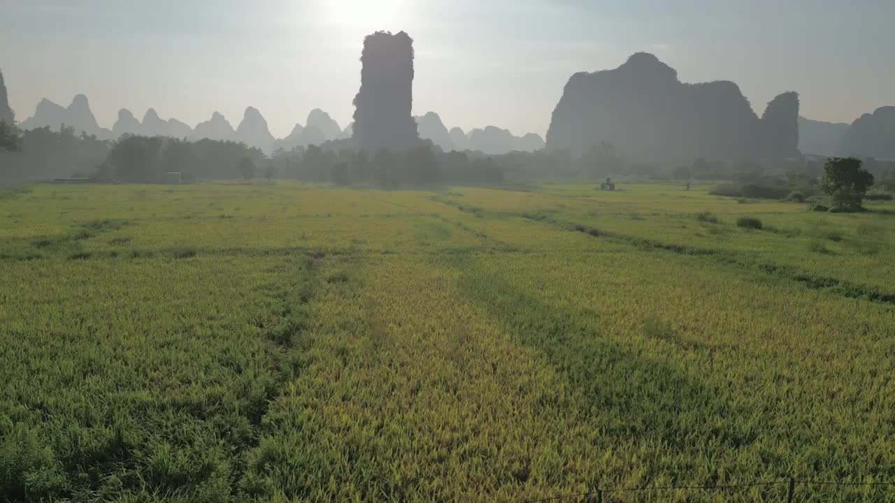 航拍桂林阳朔早晨的喀斯特地貌风光视频素材