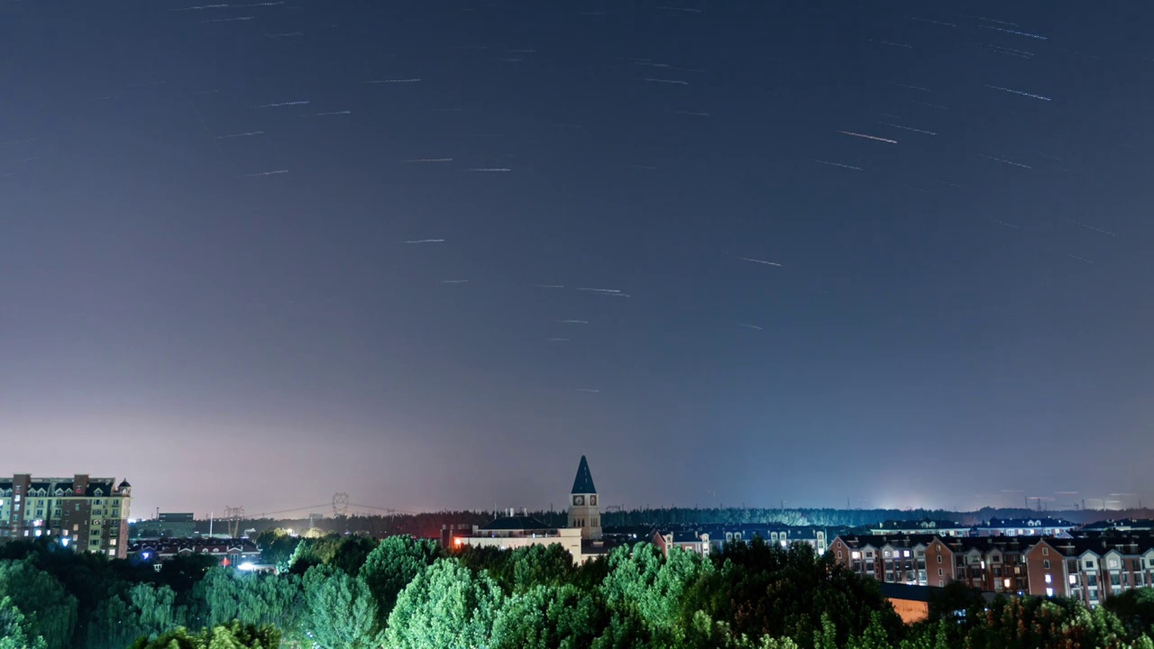 北京夏日夜空的星轨延时视频素材