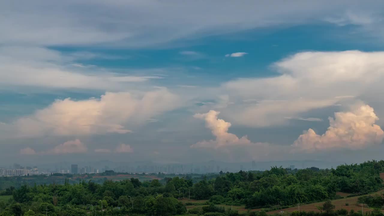 牧马山上遥望成都市区，白云翻滚视频素材