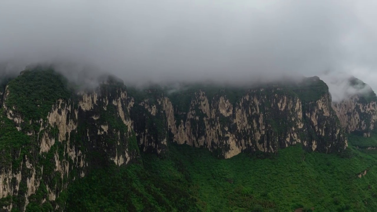 云雾缭绕太行山谷群峰视频素材