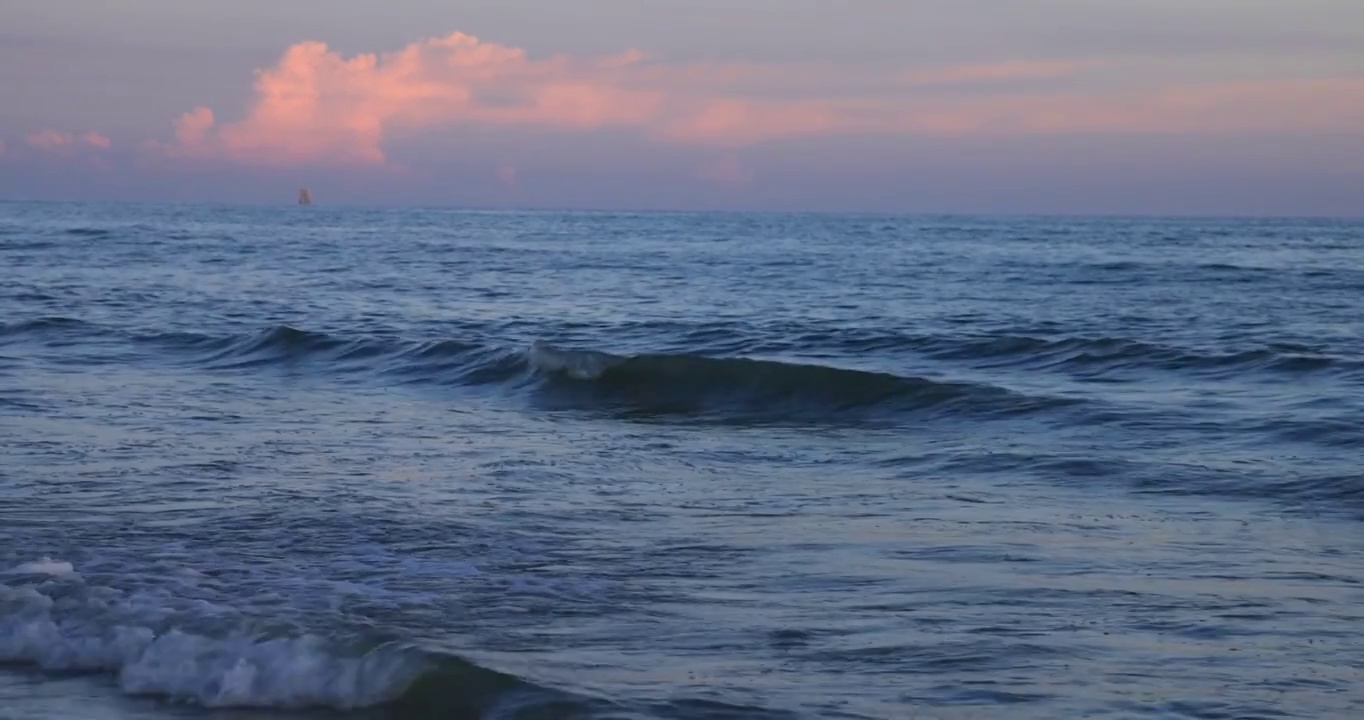 傍晚的海滩和晚霞视频素材