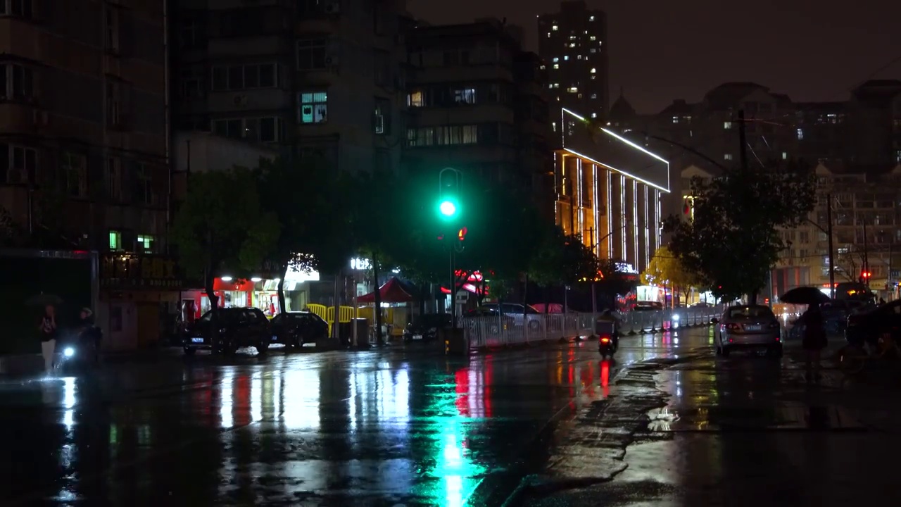 暴雨下的城市街道马路夜景视频素材