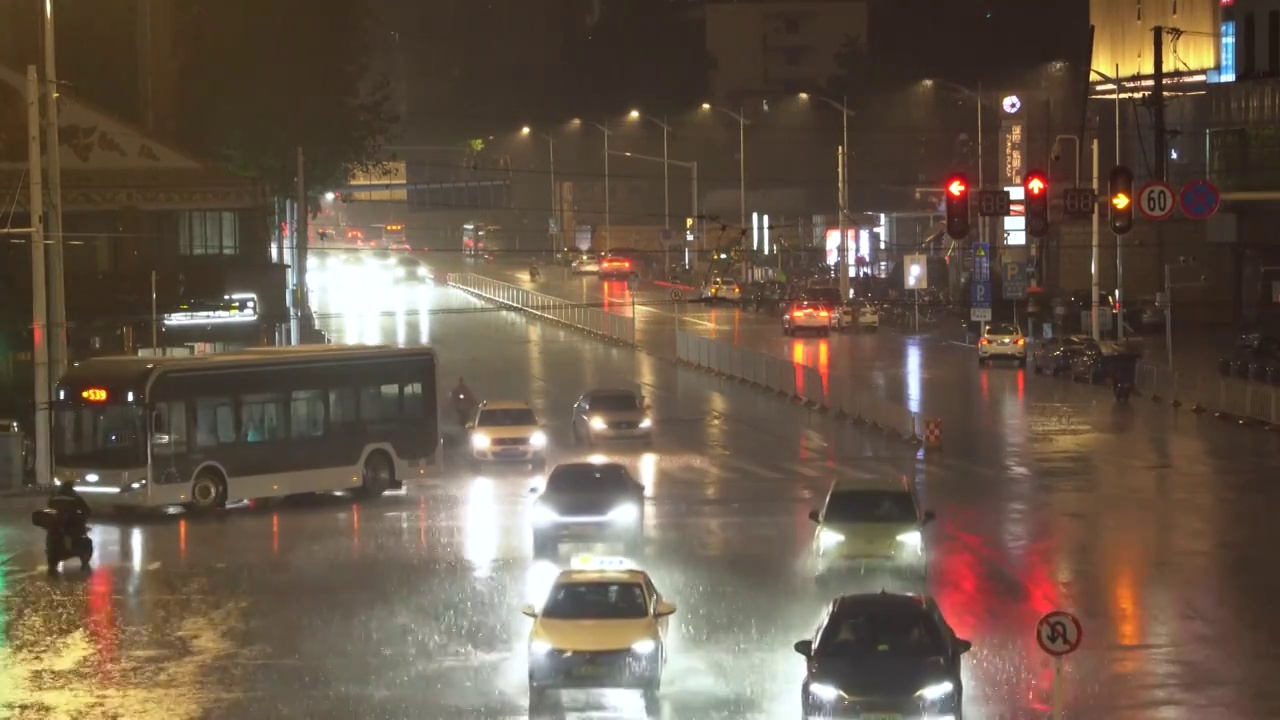 暴雨下的城市街道马路夜景视频素材