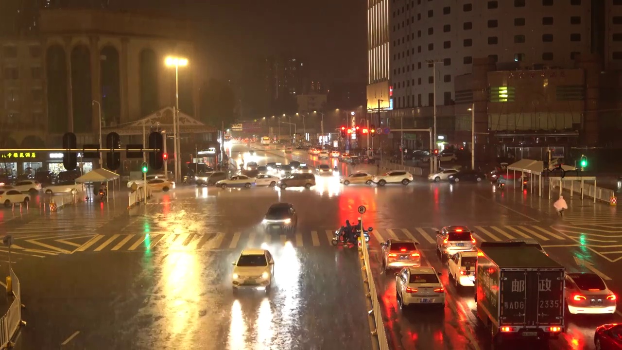 暴雨下的城市街道马路夜景视频素材