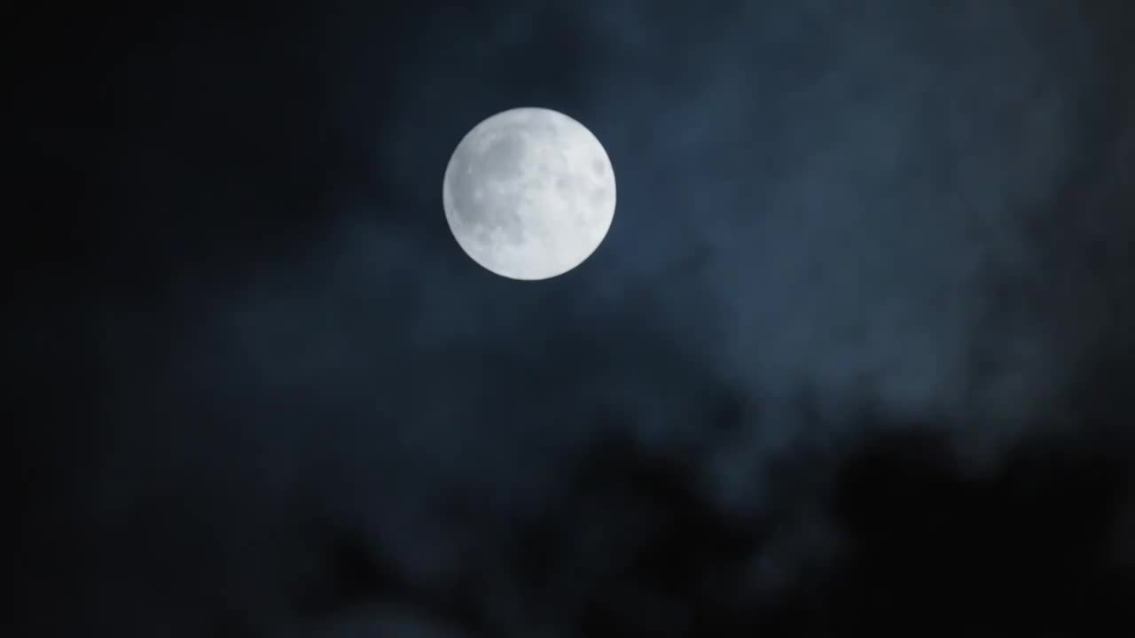 实拍夜晚乌云月亮月黑风高中秋云遮月风起云涌视频素材