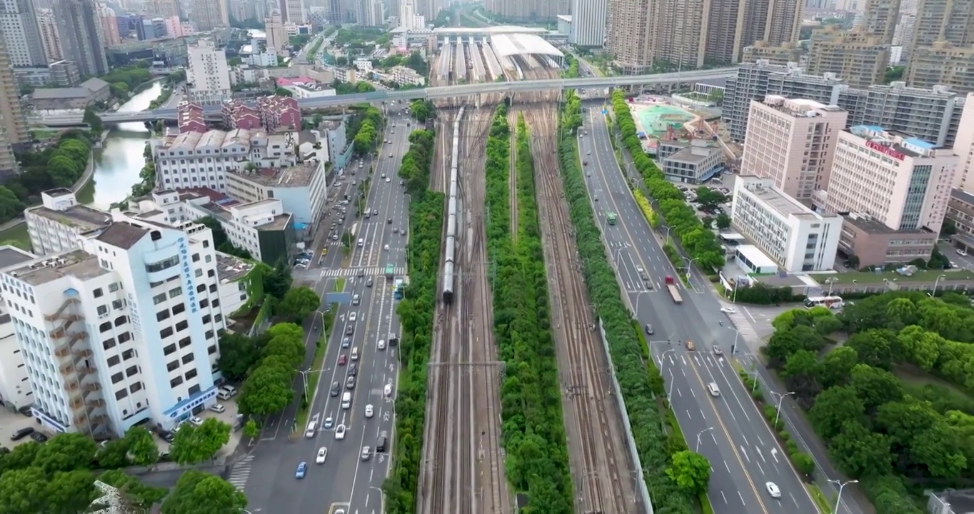 江苏省无锡市火车站城际铁路火车运输画面视频素材