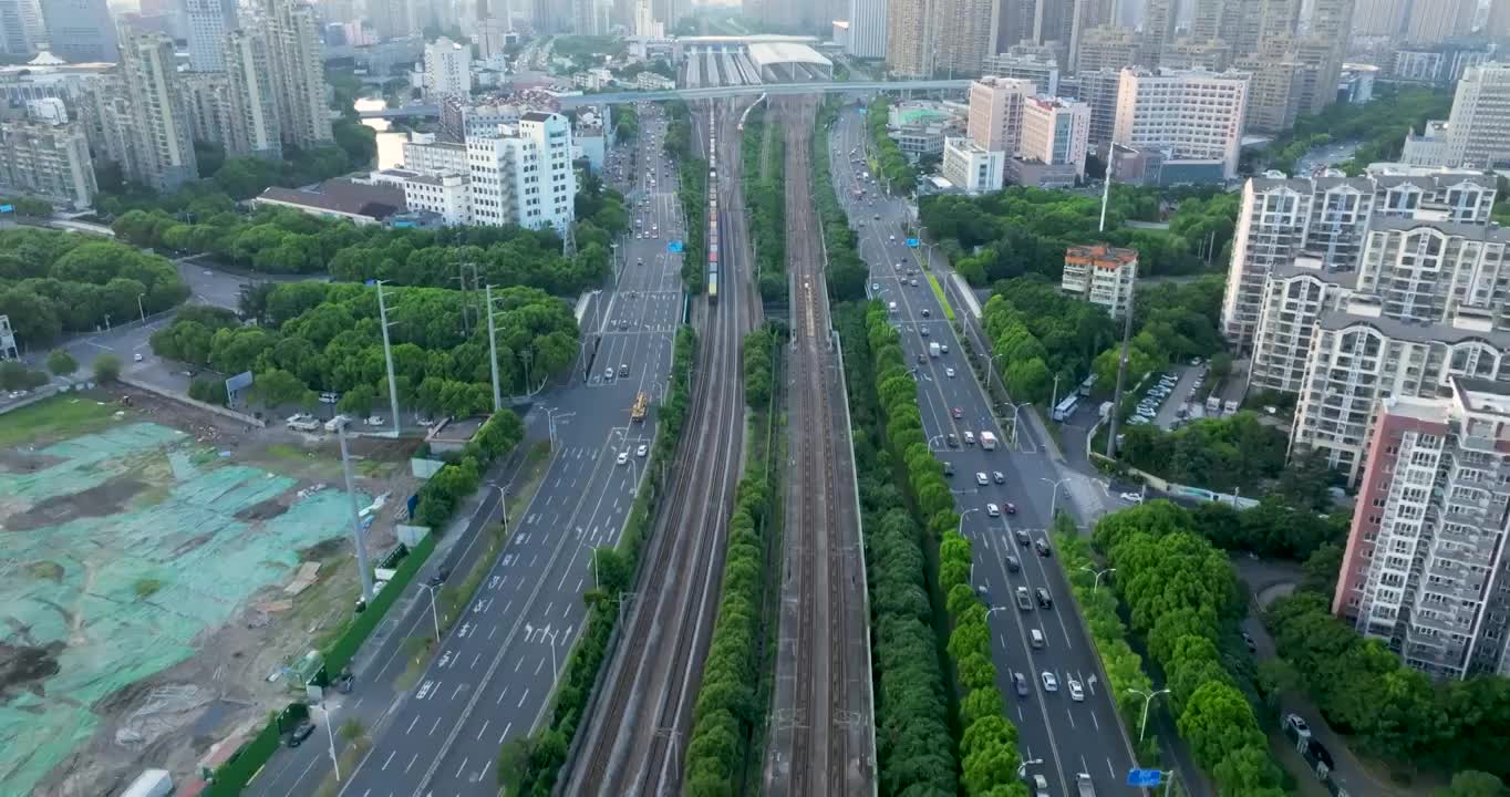 江苏省无锡市火车站城际铁路火车运输画面视频素材