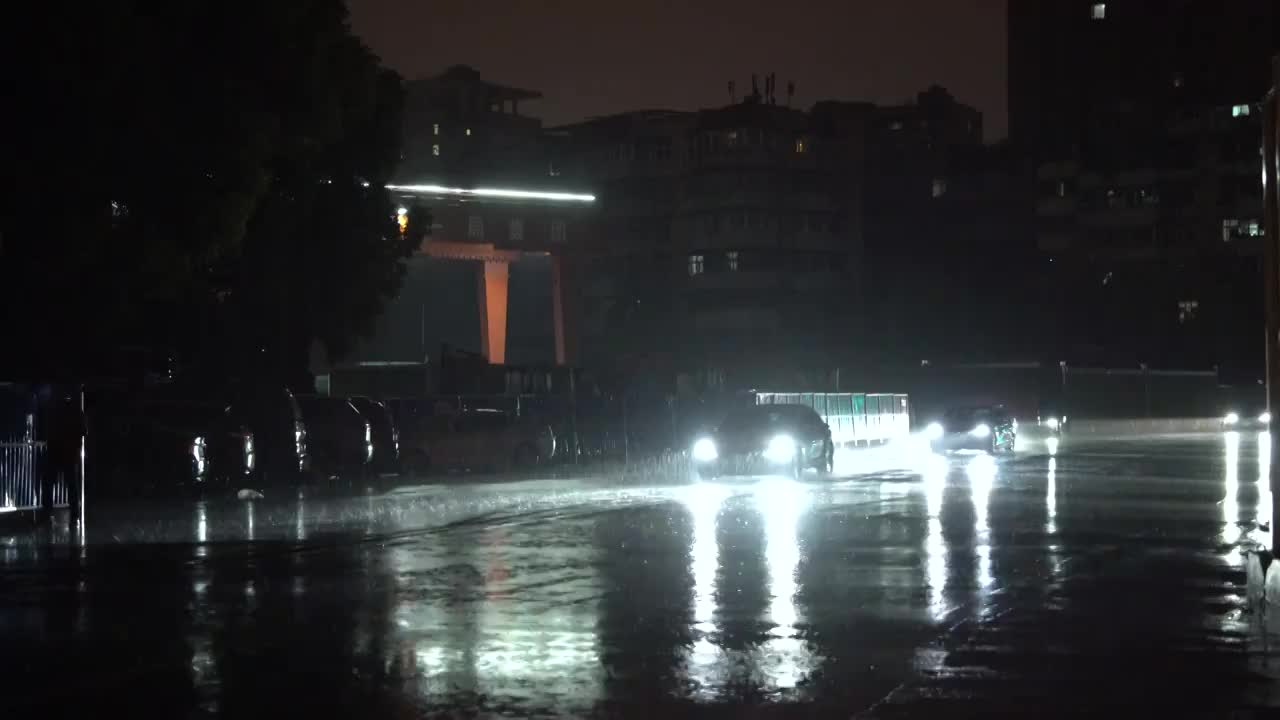 暴雨下的城市街道马路视频素材