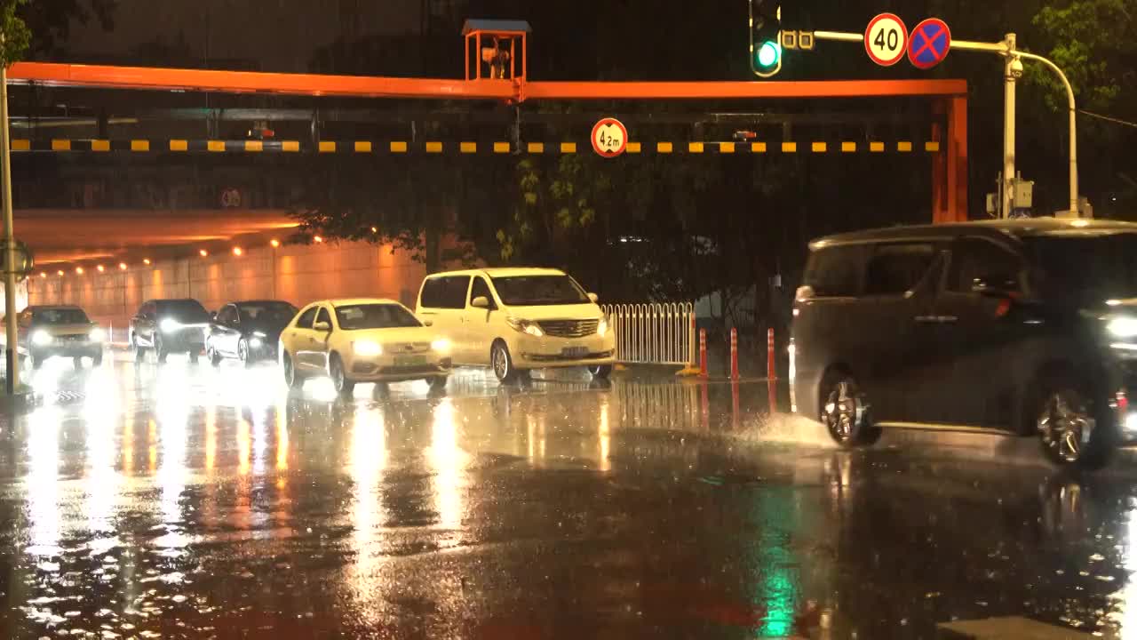 暴雨下的城市街道马路视频素材