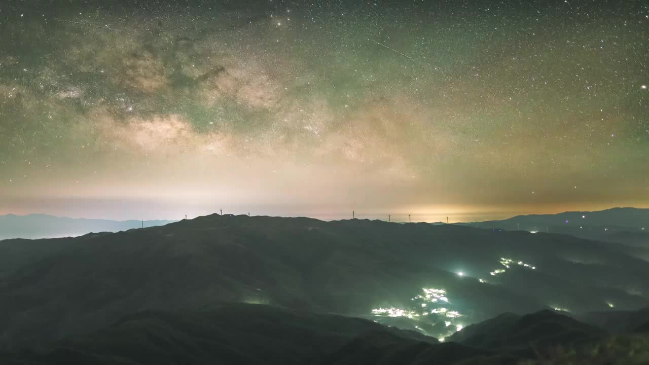 桂林资源县星空银河与山间的村庄延时摄影视频素材