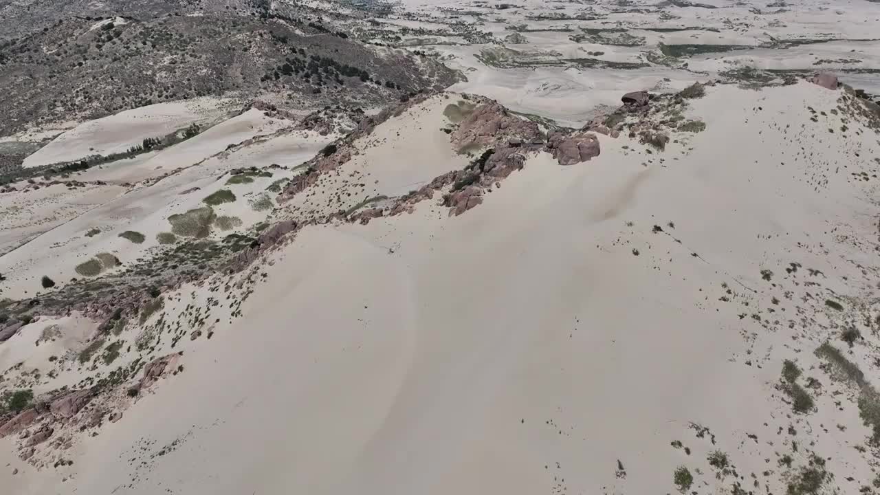 内蒙赤峰玉龙沙湖沙漠地质风光航拍视频素材