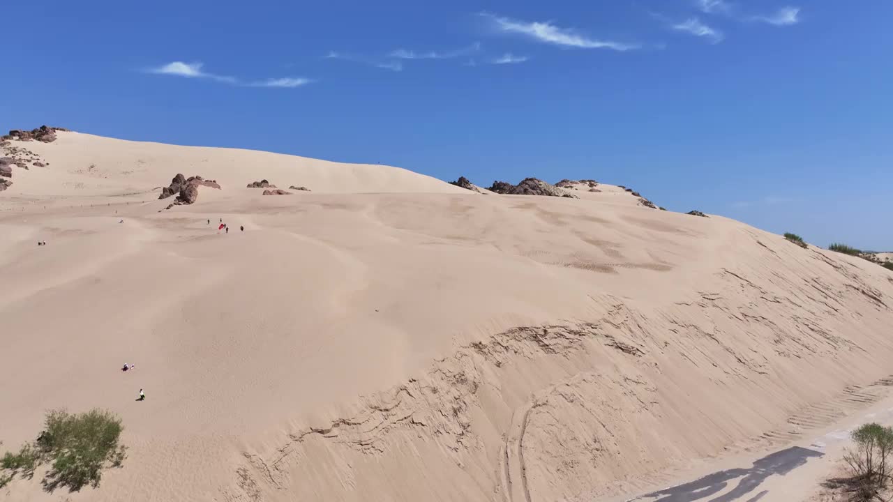 内蒙赤峰玉龙沙湖沙漠地质风光航拍视频素材