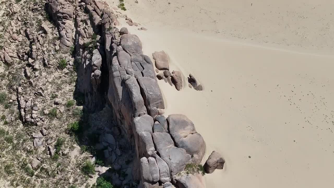 内蒙赤峰玉龙沙湖沙漠地质风光航拍视频素材