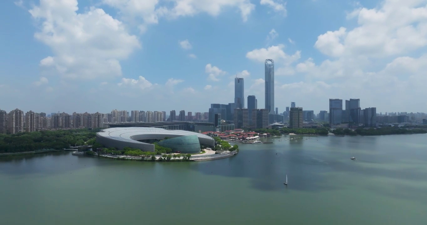 蓝天白云下的江苏省苏州市金鸡湖风景区城市建筑国金中心航拍风光视频素材