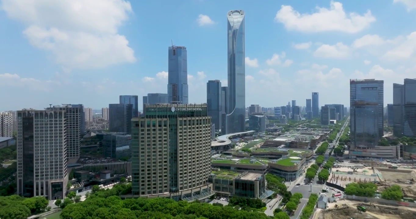 蓝天白云下的江苏省苏州市金鸡湖风景区城市建筑国金中心航拍风光视频素材