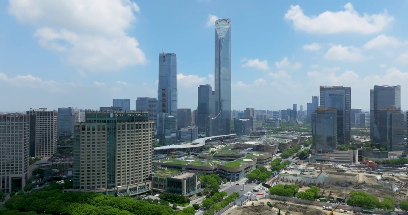 蓝天白云下的江苏省苏州市金鸡湖风景区城市建筑国金中心航拍风光视频素材