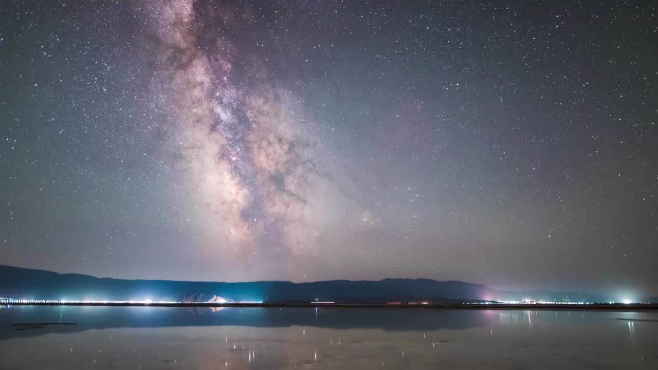 天空之镜星空延时：新疆哈密巴里坤湖银河视频素材