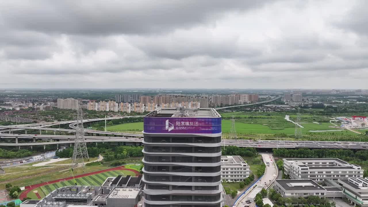 张江科学城，是一个上海市境内高科技产业园区。软件园已设立企业1000多家，入驻200多家。视频素材