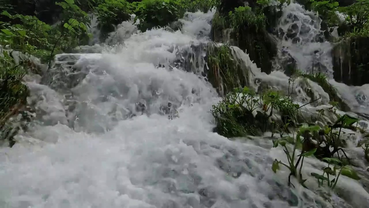 瀑布的水流，十六湖国家公园，夏天的河流视频素材