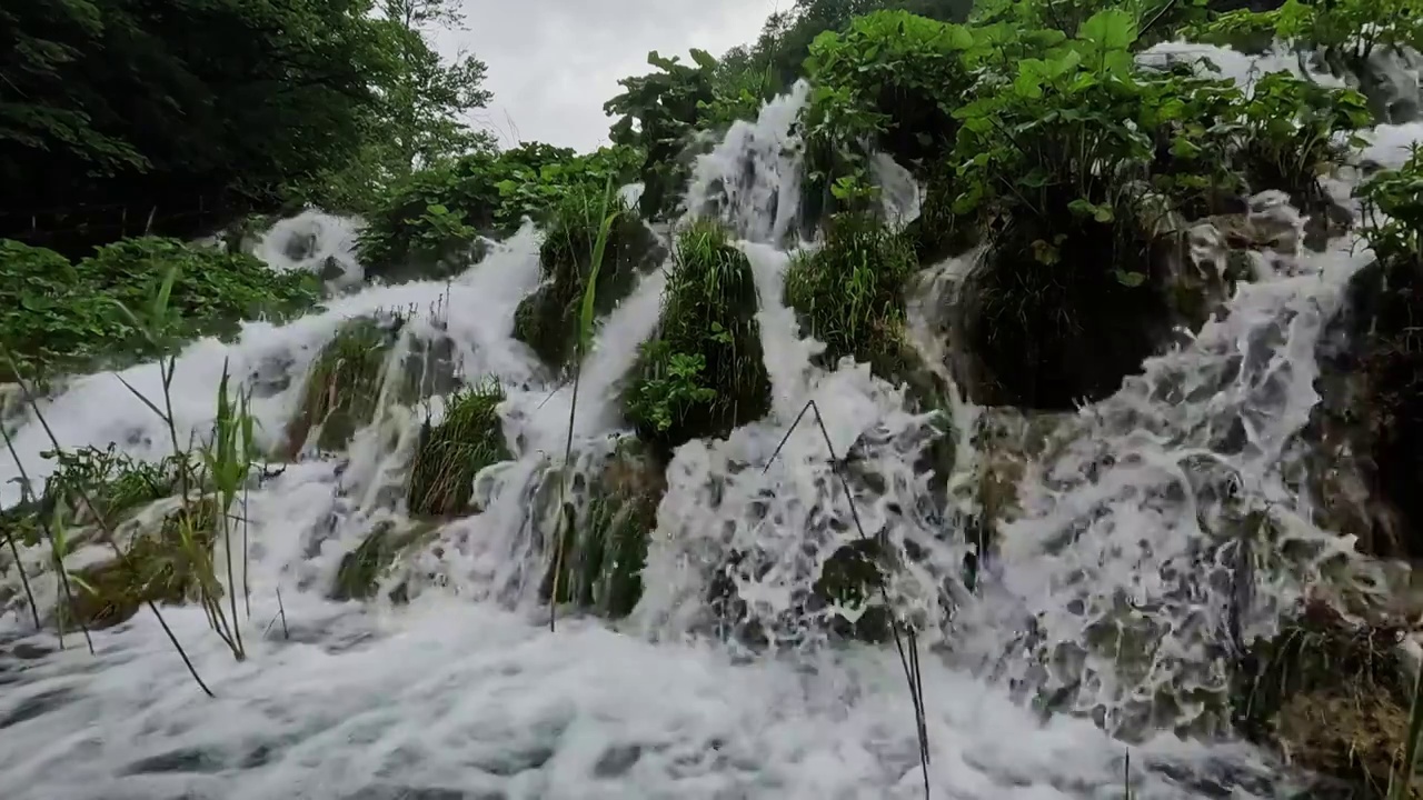 瀑布的水流，十六湖国家公园，夏天的河流视频素材