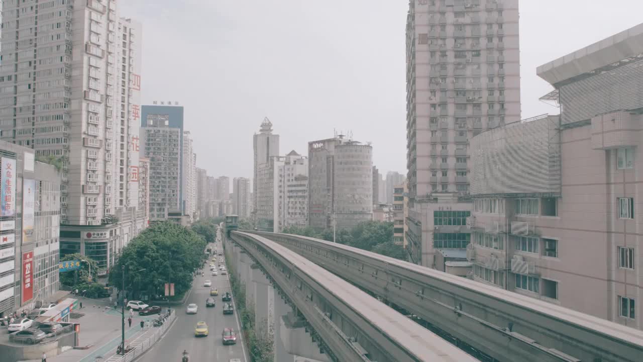 重庆市杨家坪地铁站地铁进站行驶视频素材