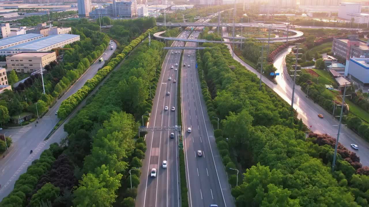 道路车流汽车高速行驶航拍延时车辆交通公路视频素材