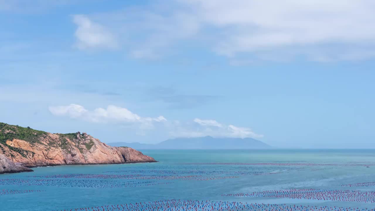 福建宁德霞浦夏天蓝天白云蓝色海边自然风景彩色养殖渔场延时视频素材