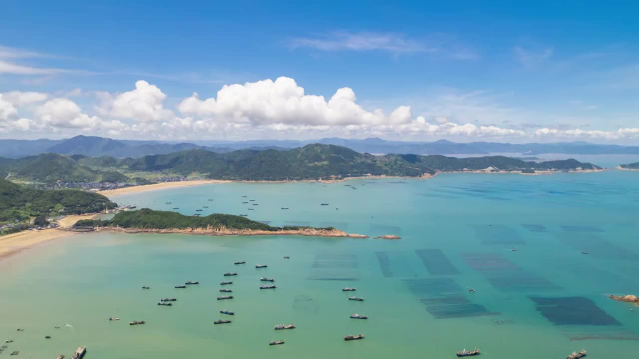 福建宁德霞浦夏天海岛蓝天白云蓝色大海海湾渔船唯美延时视频下载