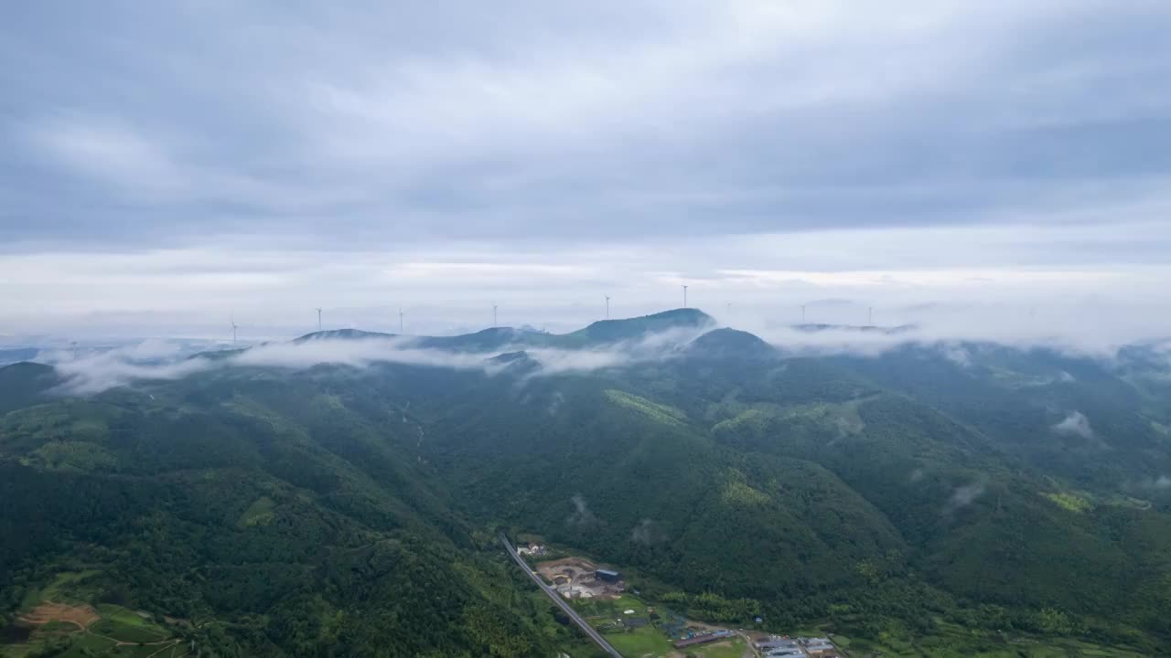 浙江省宁波市宁海县枫槎岭雨后云海风车自然风光延时视频素材