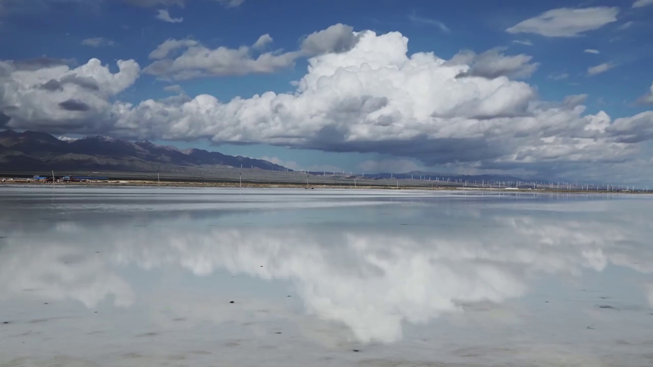 茶卡盐湖的天空之境，静谧湖泊的倒影，水天一色的景观视频素材