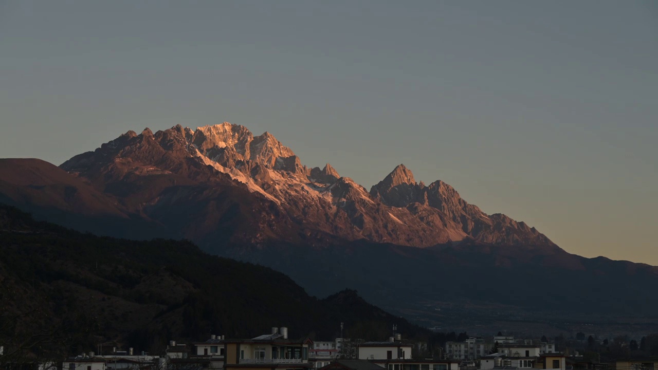 云南丽江玉龙雪山清晨日出时的日照金山视频下载