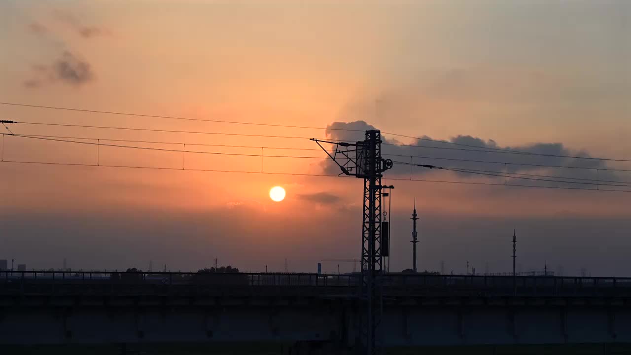 铁路上的夕阳落日延时视频下载